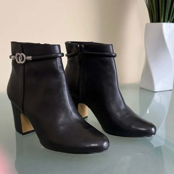 Black Leather Boots Bella Vita Ankle Booties with Buckle Size 8.5 - Picture 4 of 7